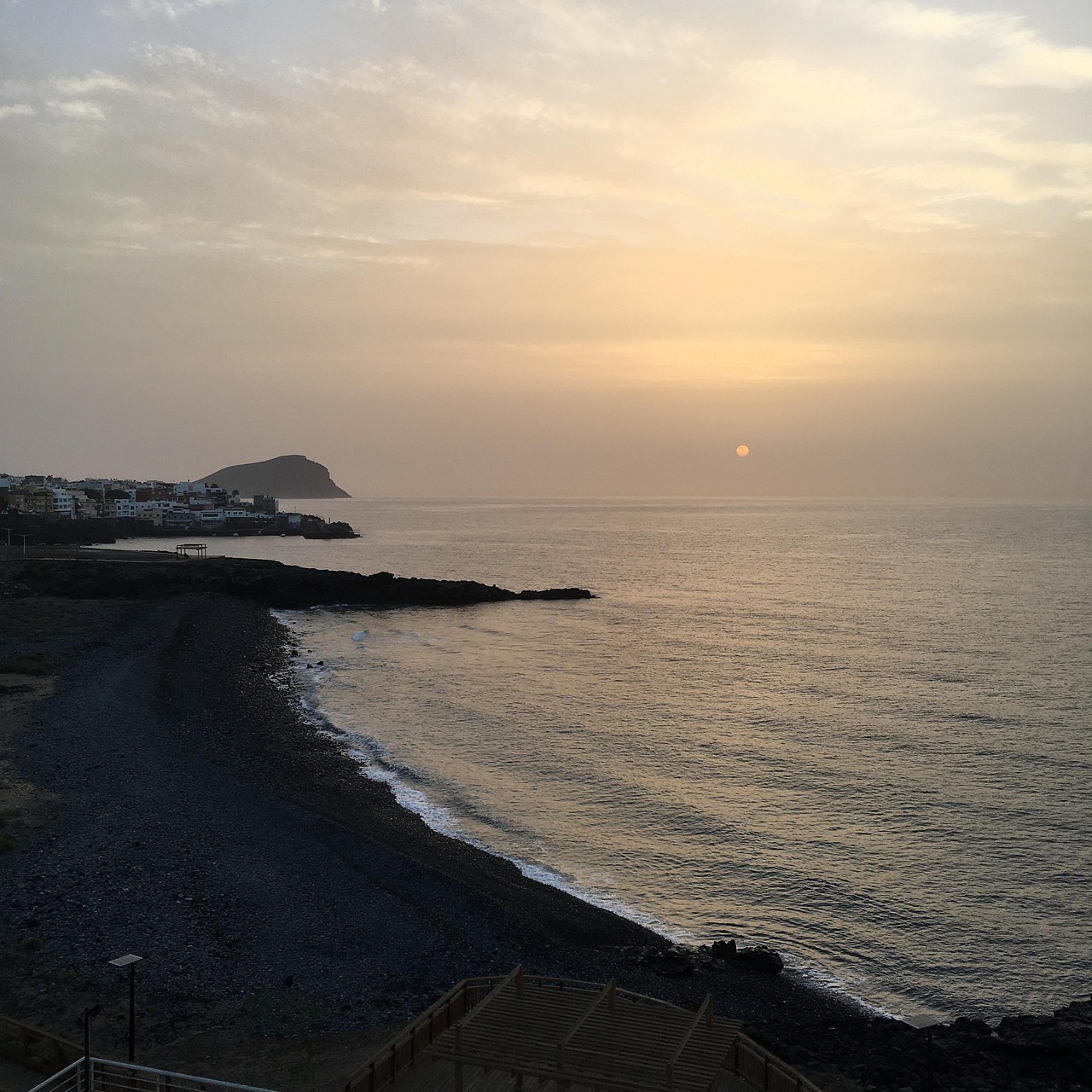 Die 7 besten Segelrouten für Sonnenuntergänge auf tropischen Inseln